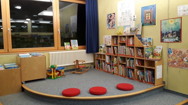 Kinderbreich der Schulbücherei mit Kinderbücher und Spielsachen